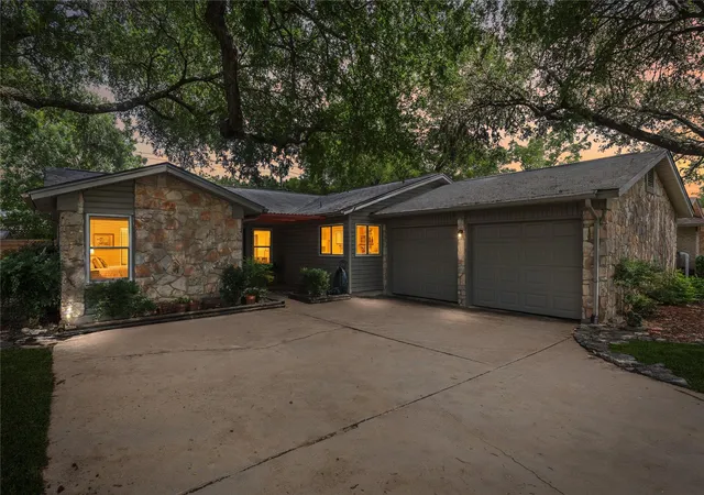 Photo 3 of Single family home for sale at 6101 Sun Vista Dr, Austin, TX 78749 | MLS# 2257356 | Listing updated on 2026-09-06