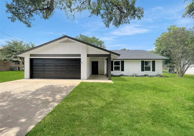 Photo 3 of Single family home for sale at 313 Golden Oaks Dr, Georgetown, TX 78628 | MLS# 2326857 | Listing updated on 2026-10-02