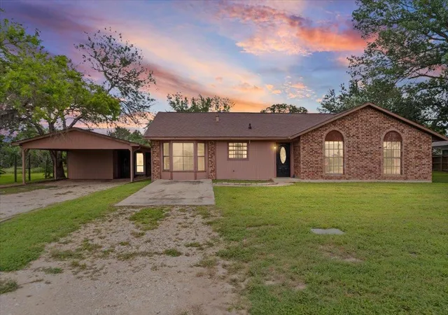 Single family home for sale at 650 W Austin Rd, Luling, TX 78648 | MLS# 4977052