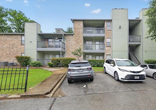 Listing Photo 2 - Condo for sale in building located at 4500 E Oltorf St, Austin, TX 78741 - Unit #A118