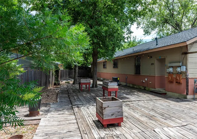 Listing Photo 2 - Condo for sale in building located at 5006 Sara Dr, Austin, TX 78721