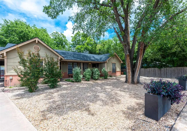 Photo 2 of House for sale at 5006 Sara Dr, Austin, TX 78721 | MLS# 2506994 | Listing updated on 2026-09-02