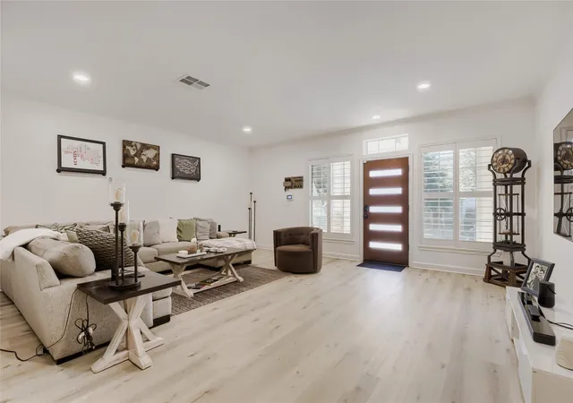 Listing Photo 4 - Condo for sale in building located at 12285 Mulligan Gln Ct, Austin, TX 78753 - Unit #D