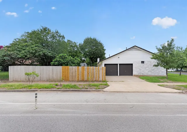 Photo 4 of Single family home for sale at 4600 Cedargrove Dr, Austin, TX 78744 | MLS# 9075087 | Listing updated on 2026-09-22