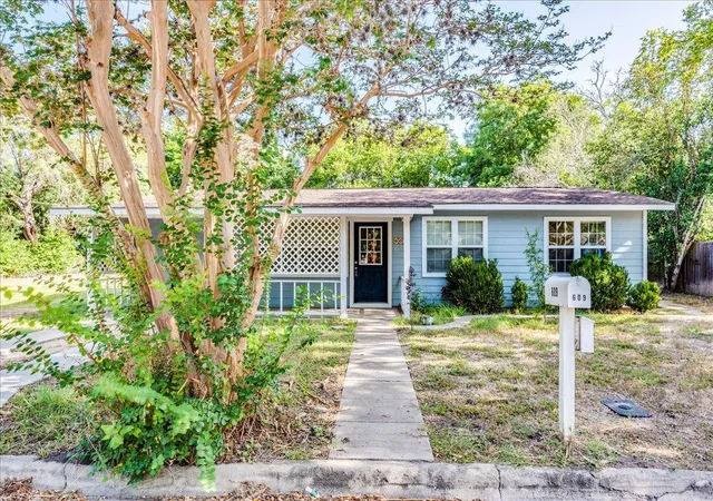1st image of 609 Cottonwod St, Lockhart, TX 78644 | MLS# 4878665