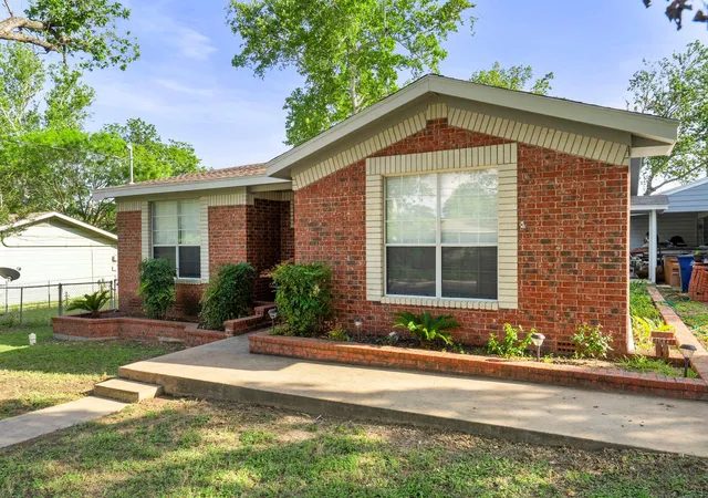 Photo 1 of Single family home for sale at 1905 Bissel Ln, Austin, TX 78745 | MLS# 2075040 | Listing updated on 2026-09-12