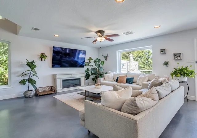 Photo 4 of Sale Pending at 400 Hunt Ln, Buda, TX 78610 | MLS# 9766660 | Listing updated on 2026-07-02