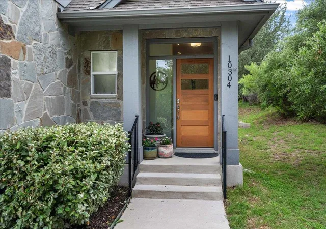 Photo 2 of Single family home for sale at 10304 Twin Lake Cir, Dripping Springs, TX 78620 | MLS# 1660779 | Listing updated on 2026-07-03
