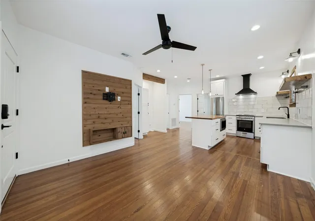 Photo 3 of Single family home for sale at 2513 E Cesar Chavez St, Austin, TX 78702 | MLS# 4622176 | Listing updated on 2026-09-21