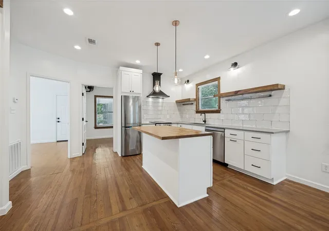 Photo 4 of Single family home for sale at 2513 E Cesar Chavez St, Austin, TX 78702 | MLS# 4622176 | Listing updated on 2026-09-21