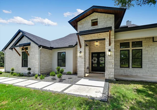 Photo 3 of Sale Pending at 400 Creekside Dr, Buda, TX 78610 | MLS# 4247014 | Listing updated on 2026-08-28