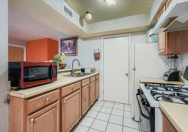 Listing Photo 4 - Condo for sale in building located at 5803 Cougar Dr, Austin, TX 78745