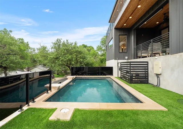 Photo 3 of Single family home for sale at 2208 Montclaire St, Austin, TX 78704 | MLS# 2946008 | Listing updated on 2026-07-25