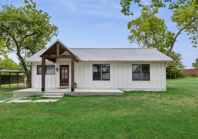 Homes for sale in Shiner, TX | 5530 Us Hwy 90a W, Shiner, TX 77984 | MLS# 8397021