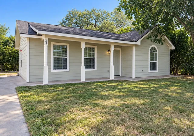 Photo 1 of Single family home for sale at 601 Cottonwood St, Lockhart, TX 78644 | MLS# 5474461 | Listing updated on 2026-10-18