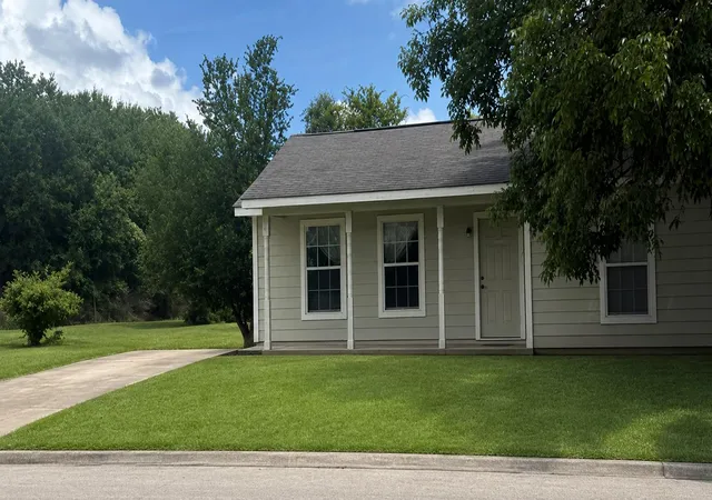 Photo 2 of Single family home for sale at 601 Cottonwood St, Lockhart, TX 78644 | MLS# 5474461 | Listing updated on 2026-10-18