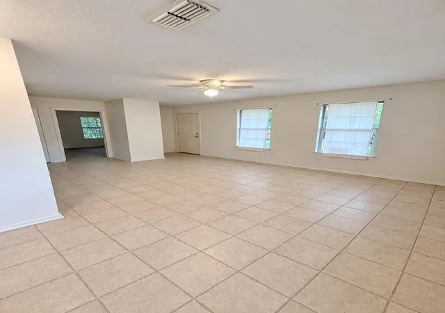 Photo 3 of Single family home for sale at 601 Cottonwood St, Lockhart, TX 78644 | MLS# 5474461 | Listing updated on 2026-10-18