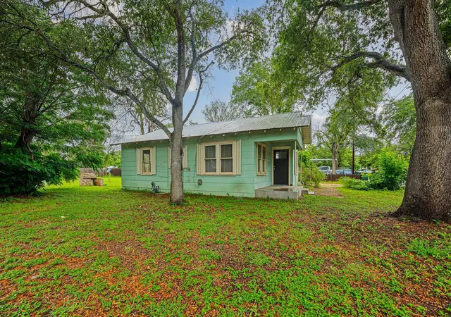 Homes for sale in Luling, TX | 322 Blanco St, Luling, TX 78648 | MLS# 9352957