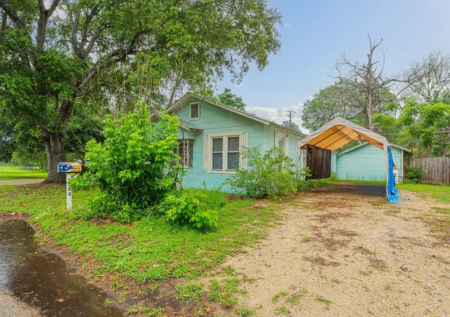 Homes for sale in Luling, TX | 322 Blanco St, Luling, TX 78648 | MLS# 9352957