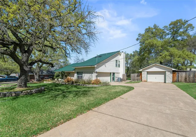Photo 3 of Single family home for sale at 986 Benchmark Trl, Belton, TX 76513 | MLS# 4619795 | Listing updated on 2026-09-23
