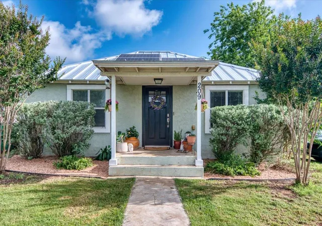 Homes for sale in Llano, TX | 209 E Houston St, Llano, TX 78643 | MLS# 1854827