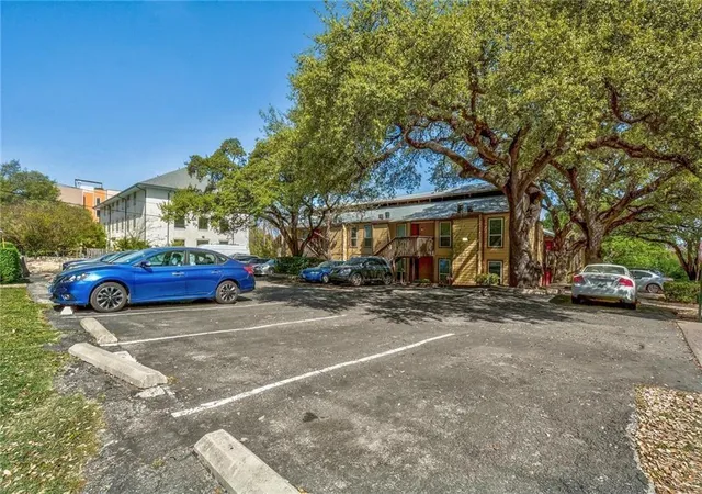 2nd image of 1000 W 26Th St, Austin, TX 78705