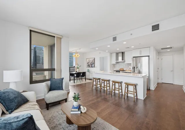 5th image of 300 Bowie St, Austin, TX 78703