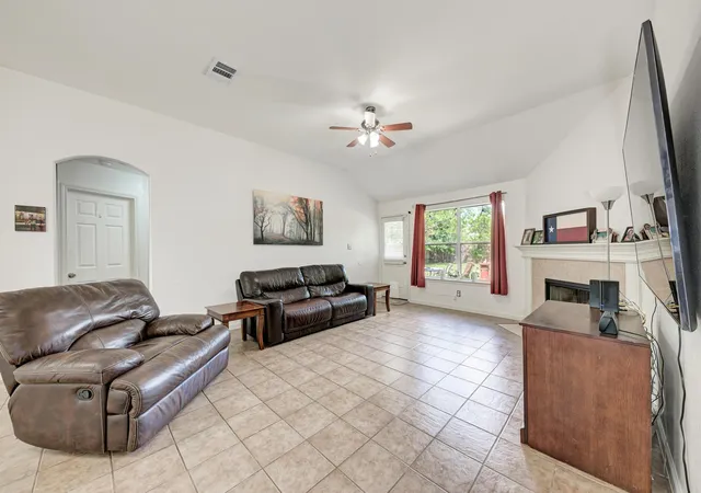 Photo 4 of Single family home for sale at 104 Edison Dr, Hutto, TX 78634 | MLS# 9611630 | Listing updated on 2026-10-28