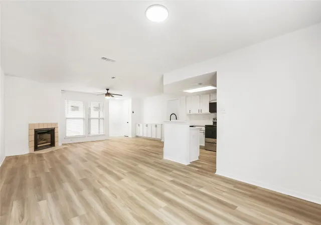4th image of 923 E 41St St, Austin, TX 78751