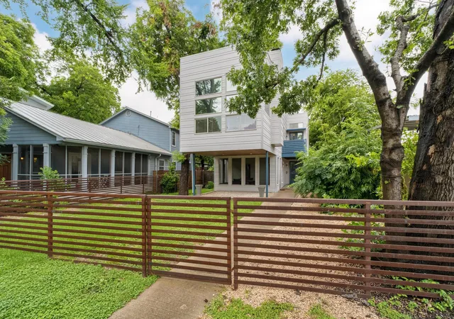 Photo 1 of Single family home for sale at 604 W Live Oak St, Austin, TX 78704 | MLS# 4230407 | Listing updated on 2026-10-01