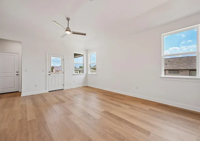 Photo 3 of Single family home for sale at 124 Tenny Ln, Kyle, TX 78640 | MLS# 4046176 | Listing updated on 2026-10-06