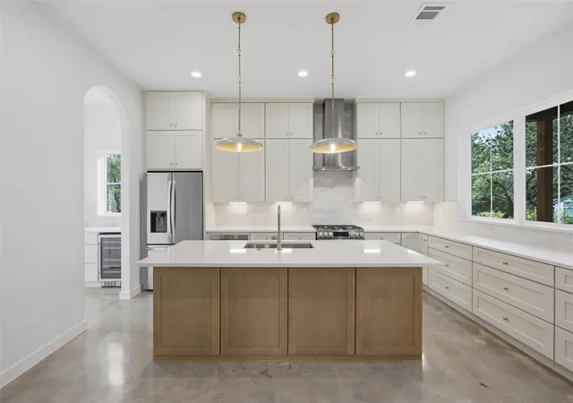 Photo 3 of Single family home for sale at 18303 Lake Oaks Dr, Jonestown, TX 78645 | MLS# 2391068 | Listing updated on 2026-10-05