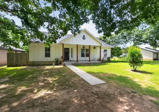 1st image of 403 Lynch St, Smithville, TX 78957 | MLS# 6518204