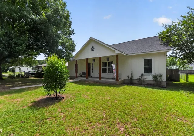 2nd image of 403 Lynch St, Smithville, TX 78957 | MLS# 6518204