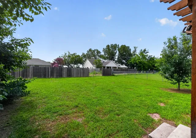 27th image of 403 Lynch St, Smithville, TX 78957 | MLS# 6518204