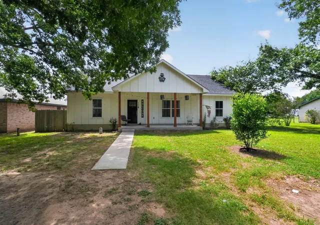 3rd image of 403 Lynch St, Smithville, TX 78957 | MLS# 6518204