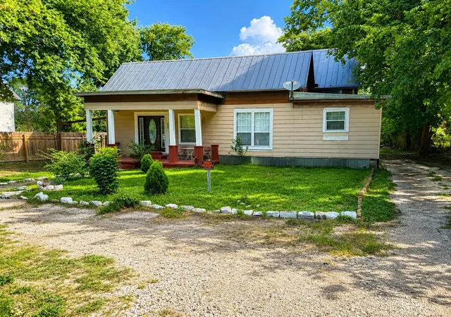 1st image of 328 W Pietzsch St, Bartlett, TX 76511 | MLS# 1097738