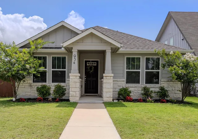 Photo 2 of Single family home for sale at 934 Main St, Hutto, TX 78634 | MLS# 1813428 | Listing updated on 2026-10-05