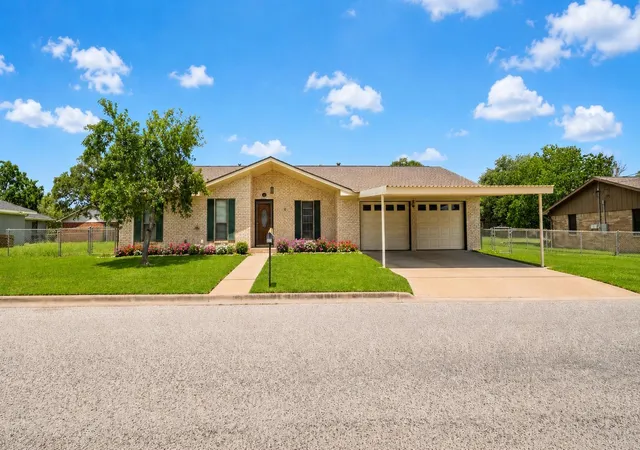 Homes for sale in Giddings, TX | 487 Edgewood Ave, Giddings, TX 78942 | MLS# 1920500