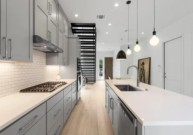 Listing Photo 5 - Condo for sale in building located at 2520 Sutherland St, Austin, TX 78746