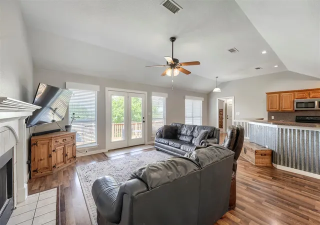 3rd image of 1105 2Nd St, Jarrell, TX 76537 | MLS# 5360472