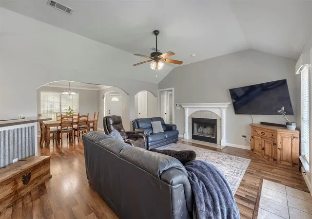 4th image of 1105 2Nd St, Jarrell, TX 76537 | MLS# 5360472