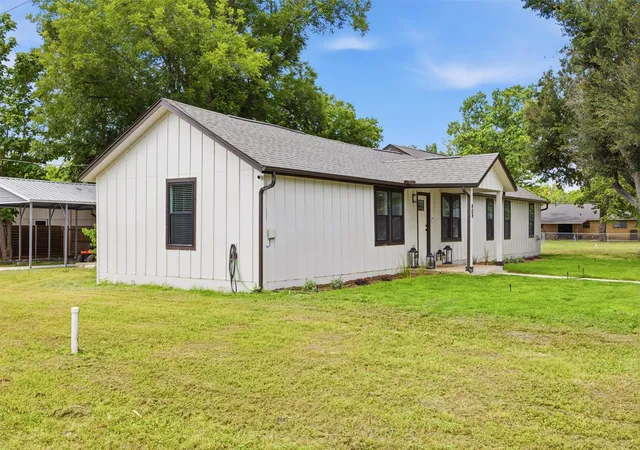 2nd image of 404 E Wolf St, Granger, TX 76530 | MLS# 1785650