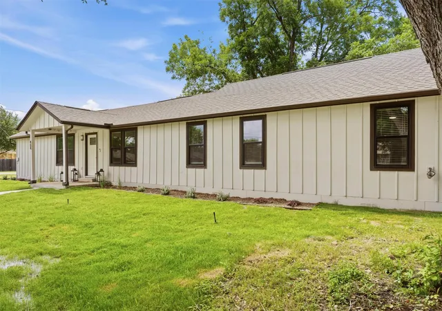 3rd image of 404 E Wolf St, Granger, TX 76530 | MLS# 1785650