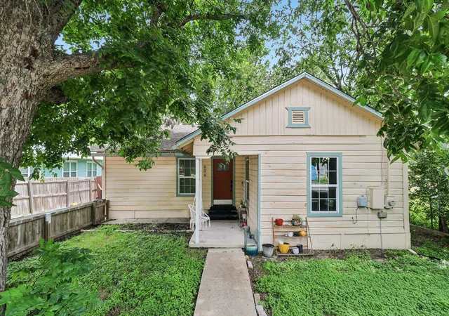 1st image of 606 E Pecan St, Taylor, TX 76574 | MLS# 4270620