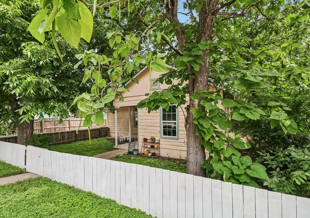 2nd image of 606 E Pecan St, Taylor, TX 76574 | MLS# 4270620
