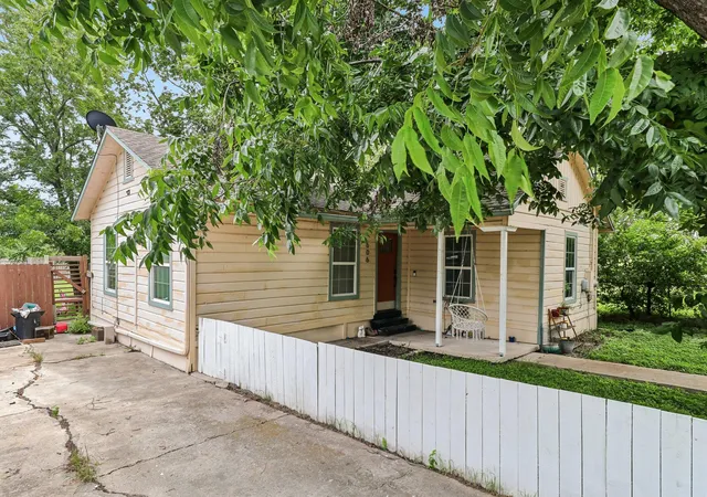 3rd image of 606 E Pecan St, Taylor, TX 76574 | MLS# 4270620