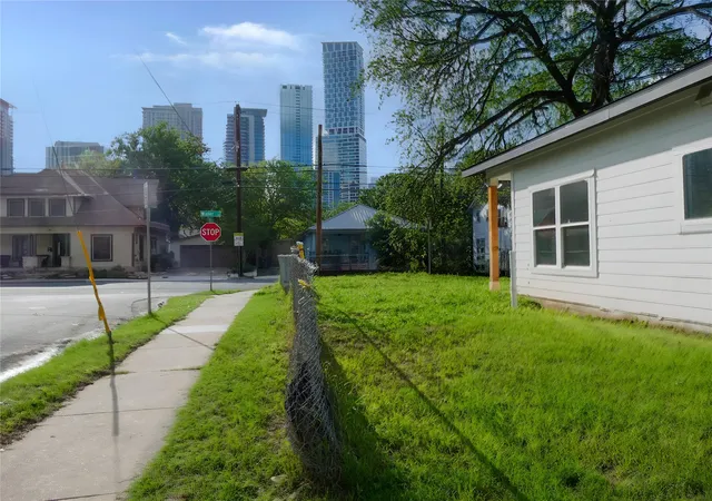 Photo 2 of Sale Pending at 81 Waller St, Austin, TX 78702 | MLS# 3643427 | Listing updated on 2026-09-02