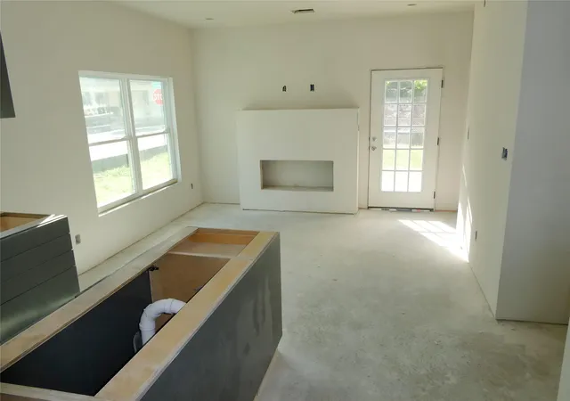 Photo 3 of Sale Pending at 81 Waller St, Austin, TX 78702 | MLS# 3643427 | Listing updated on 2026-09-02