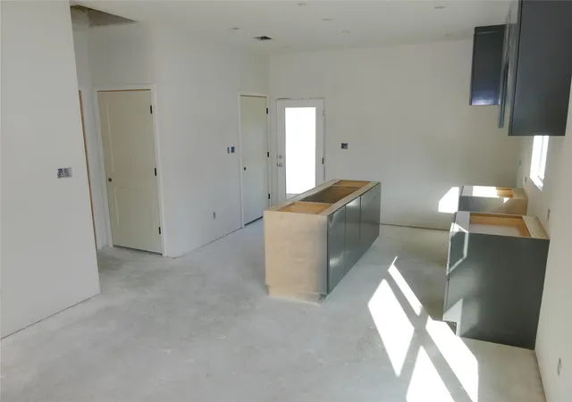 Photo 4 of Sale Pending at 81 Waller St, Austin, TX 78702 | MLS# 3643427 | Listing updated on 2026-09-02